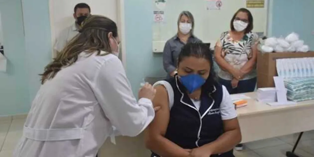 Após aplicação simbólica, imunização dos primeiros profissionais de saúde começará nesta quarta-feira (20)