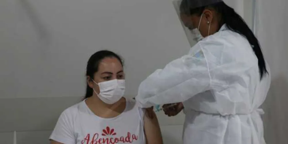 Município recebeu 595 doses da vacina neste primeiro lote