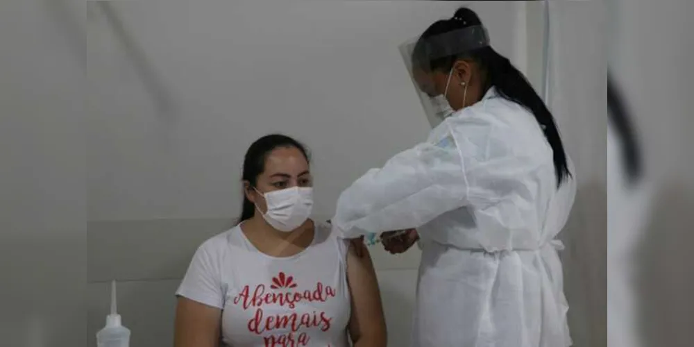 Município recebeu 595 doses da vacina neste primeiro lote