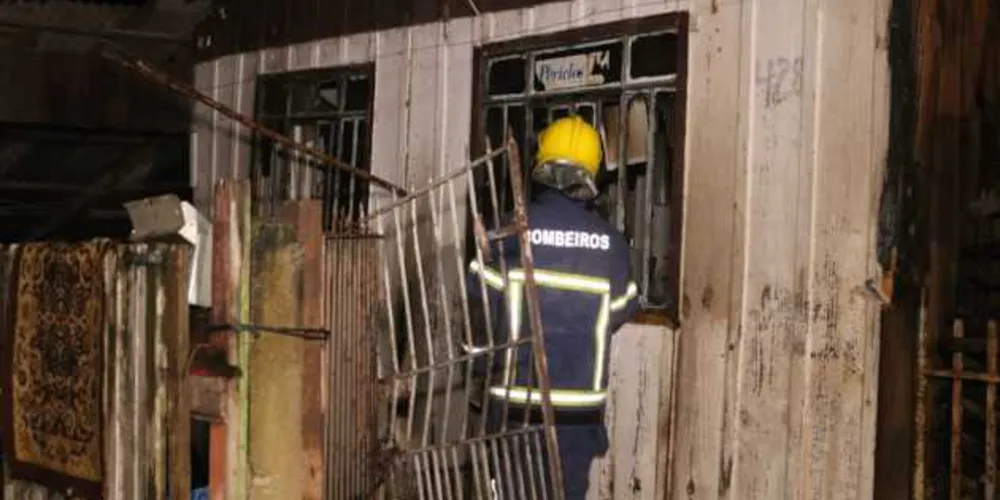 Bombeiros agiram rápido e evitaram que fogo se alastrasse pelo imóvel