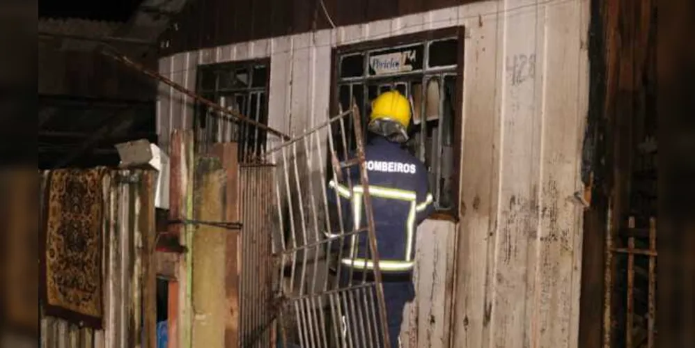 Bombeiros agiram rápido e evitaram que fogo se alastrasse pelo imóvel