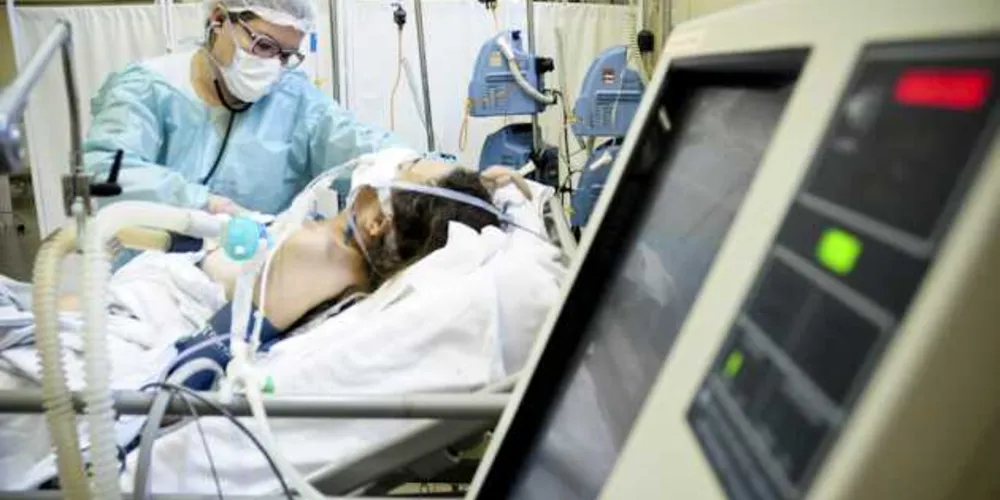 Há outros 1.242 pacientes internados, 490 em UTI e 752 em enfermaria, que aguardam resultados de exames. 