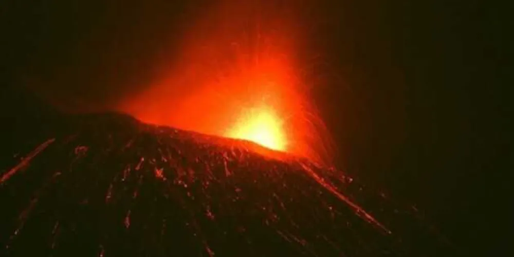 As explosões vulcânicas expeliram rochas e lava colorindo o céu, transformando-se num espetáculo para a lente dos apreciadores de vulcões.