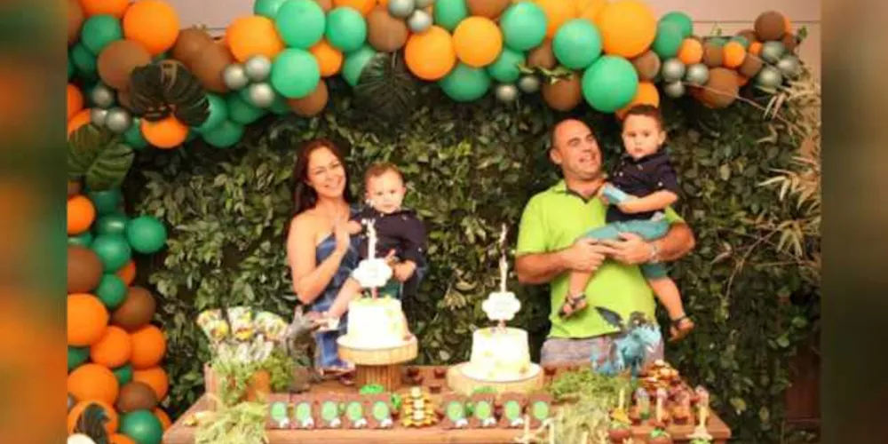 BODAS - O casal Felippe e Fernanda Vargas brindaram na última quarta-feira (20), seus quatro anos de feliz união, bodas de flores e frutas. No registro, Felippe e Fernanda com seus filhos Lucca e Theo. Da coluna RC os votos de uma vida feliz, regada sempre na cumplicidade e no amor