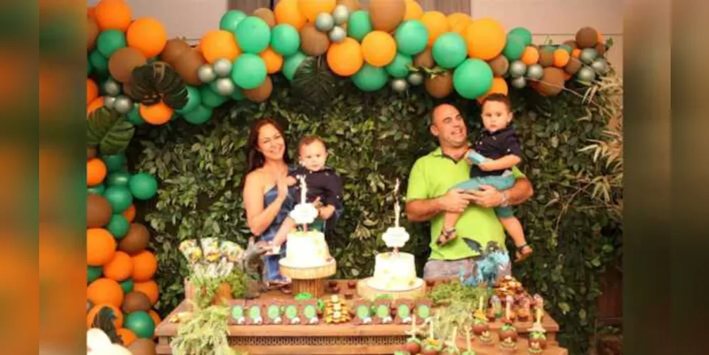 BODAS - O casal Felippe e Fernanda Vargas brindaram na última quarta-feira (20), seus quatro anos de feliz união, bodas de flores e frutas. No registro, Felippe e Fernanda com seus filhos Lucca e Theo. Da coluna RC os votos de uma vida feliz, regada sempre na cumplicidade e no amor