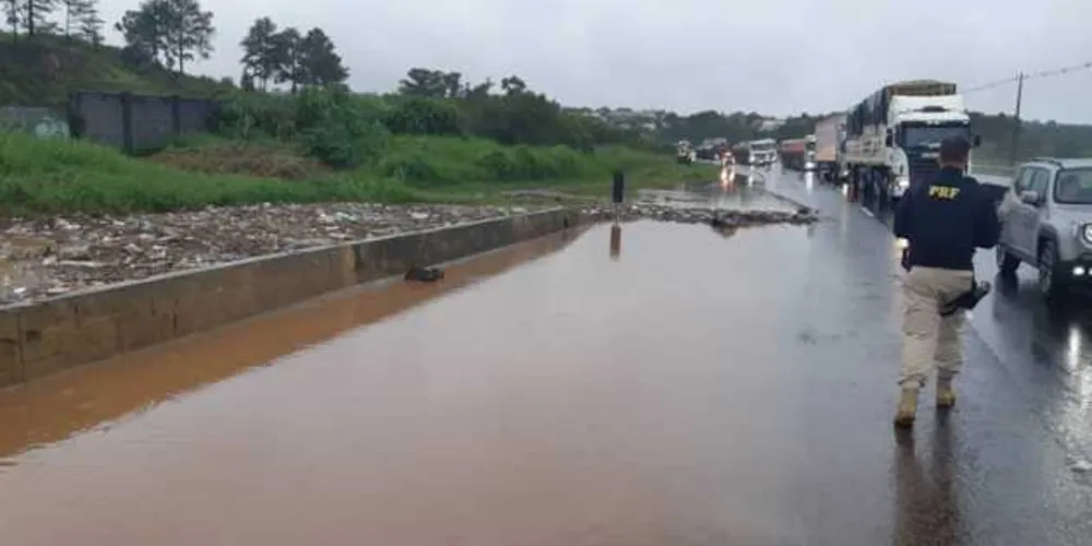 Nível do rio subiu rapidamente e alagou uma das pistas no sentido Curitiba-Ponta Grossa