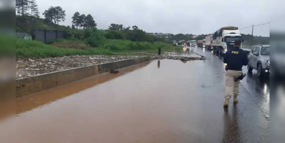 Nível do rio subiu rapidamente e alagou uma das pistas no sentido Curitiba-Ponta Grossa