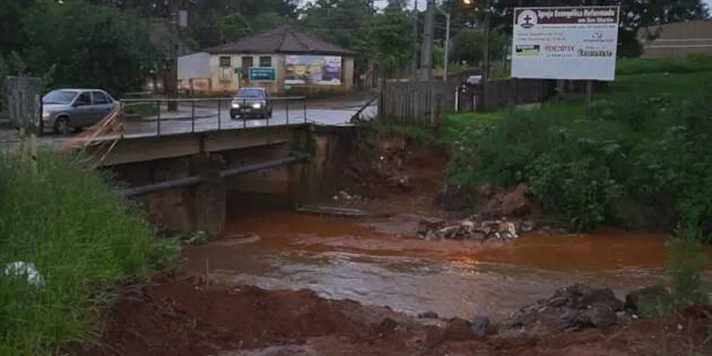 Deslizamento de terra na cabeceira de ponte liga sinal de alerta nas autoridades