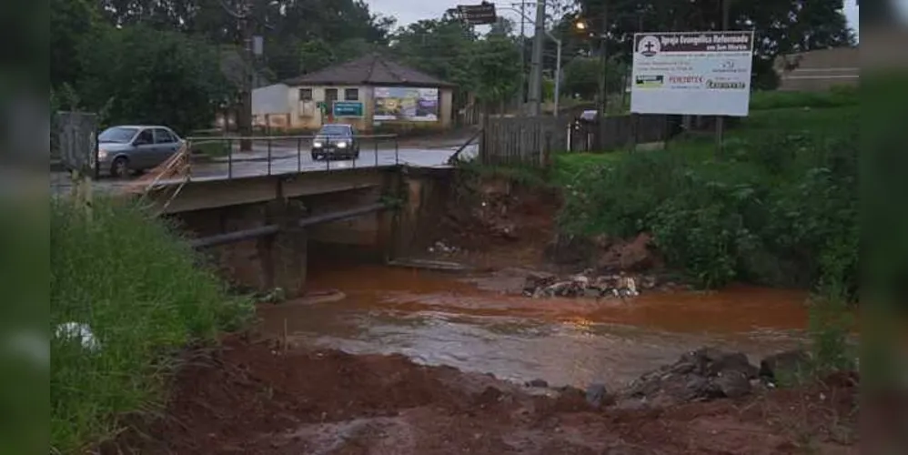 Deslizamento de terra na cabeceira de ponte liga sinal de alerta nas autoridades