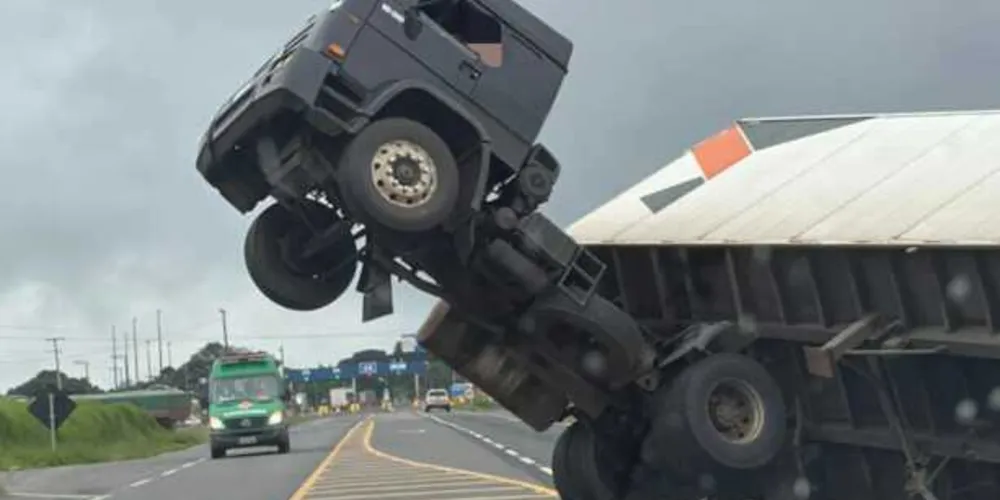A Polícia Rodoviária Federal e a concessionária Caminhos do Paraná foram acionadas