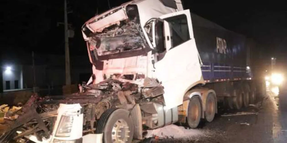 Motorista do caminhão que bateu na traseira de outro veículo foi levado ao PSM com lesões graves