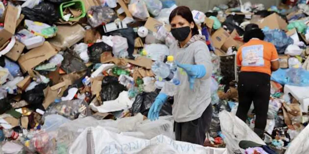 Quem recebe o lixo reciclável produzido no Porto de Paranaguá é a Associação de Catadores de Material Reciclável da Vila Santa Maria (Assepar).
