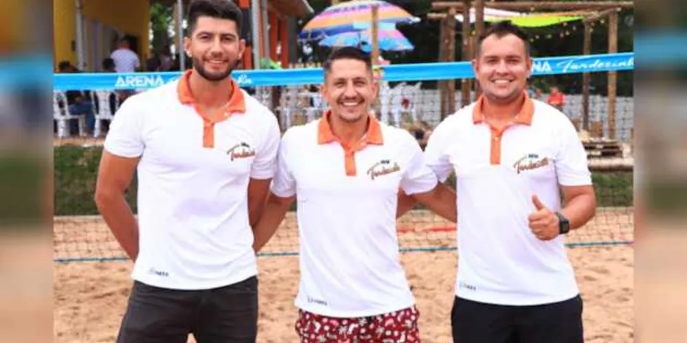 ARENA TARDEZINHA - Inaugurou no sábado (16), a Arena Tardezinha, primeiro local dedicado exclusivamente para esportes de areia em Ponta Grossa e Região. O empreendimento foi construído no Jardim Carvalho, na Rua Egon Roskamp, 67. O espaço esportivo conta com três quadras destinadas a prática das modalidades de Futevôlei, Beach Tennis, Vôlei de Praia e Treinamento Funcional. O local amplo conta com 2000 m2, banheiros e vestiários masculino e feminino, estacionamento, churrasqueira e bar. No registro, os empresários Lucas Fernandes, Clarison Kawa e Wanderley Meira.