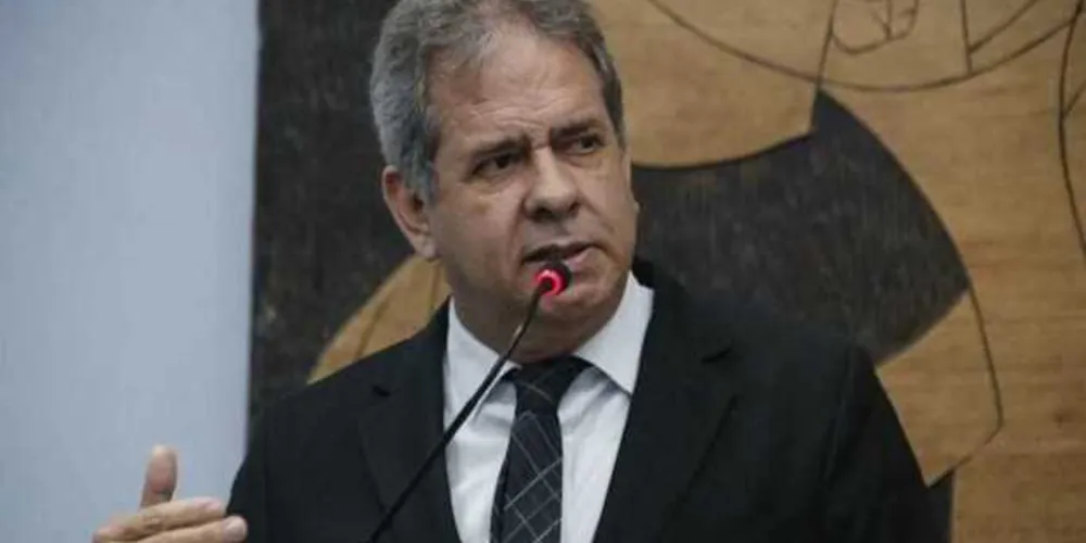 Valtão usa tornozeleira eletrônica e cumpre prisão domiciliar. Mesmo assim, ele foi empossado 