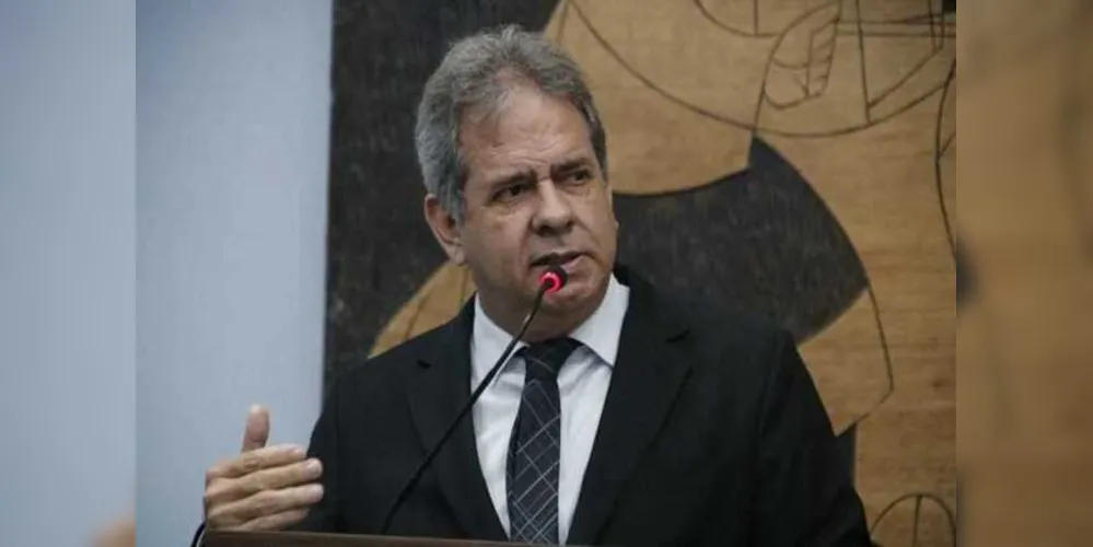 Valtão usa tornozeleira eletrônica e cumpre prisão domiciliar. Mesmo assim, ele foi empossado 