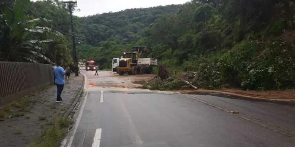 Imagem ilustrativa da imagem Chuvas fortes no litoral causam alagamentos e deslizamentos