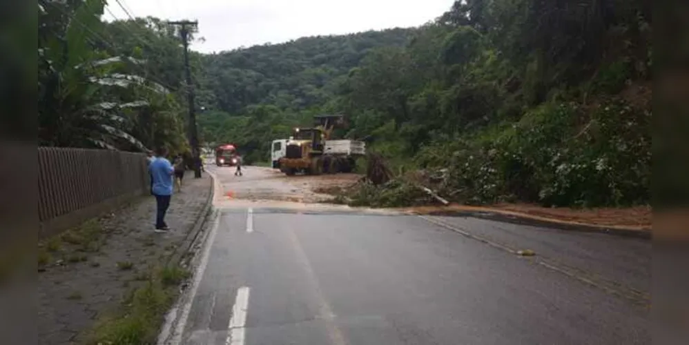 Imagem ilustrativa da imagem Chuvas fortes no litoral causam alagamentos e deslizamentos