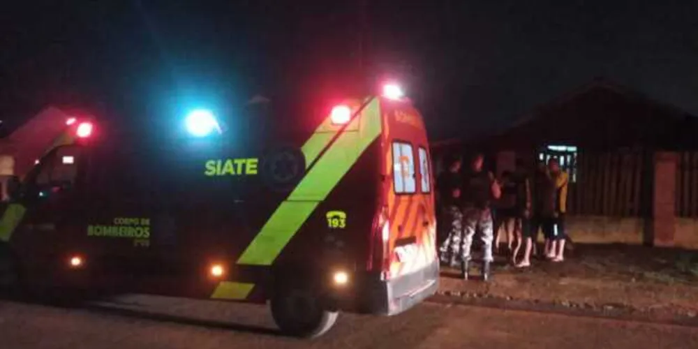 Rapaz recebeu atendimento no local e foi encaminhado ao hospital. 
