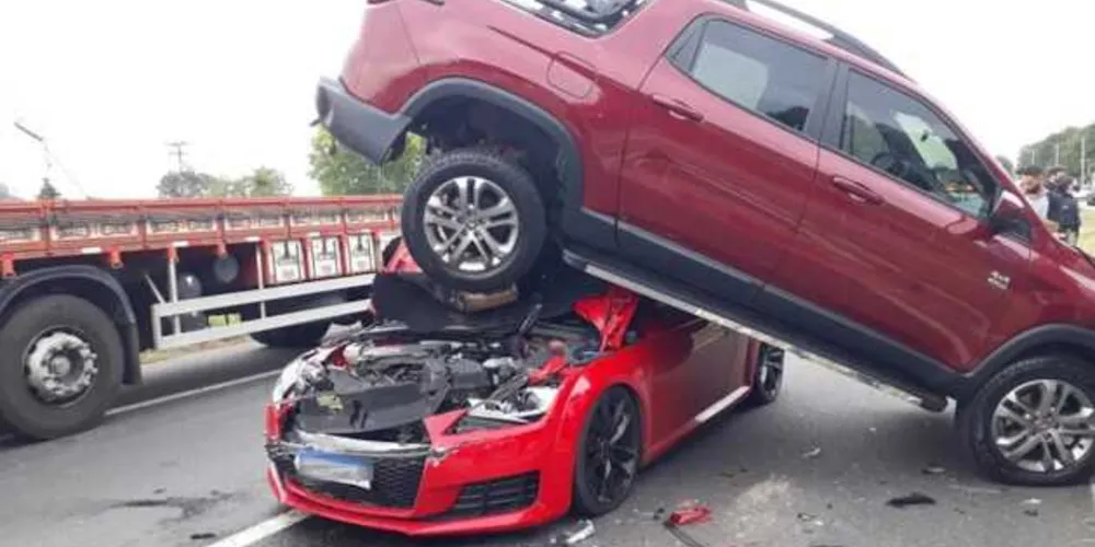 Acidente envolveu uma Fiat Toro e um Audi TT