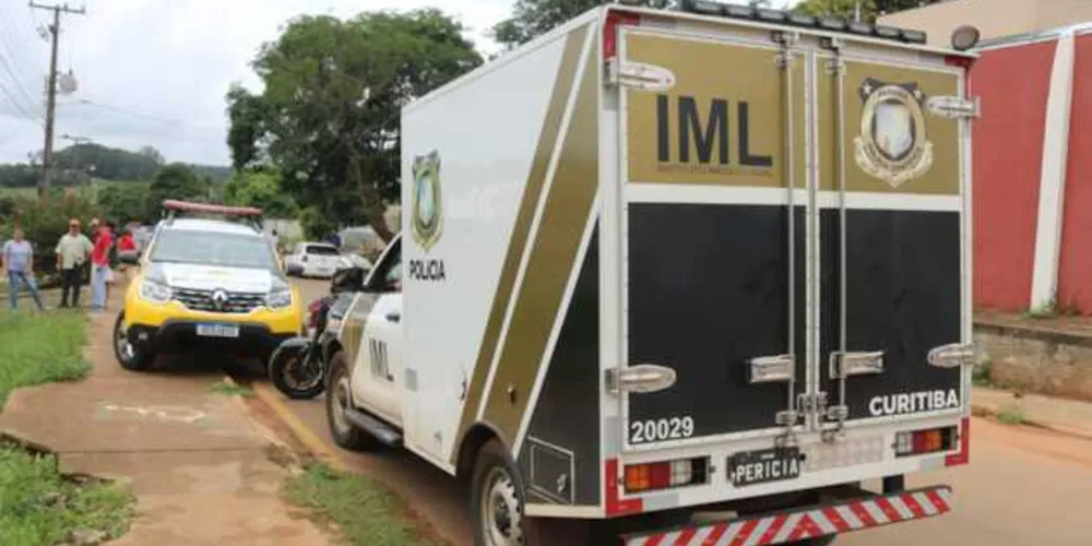 Vítima de 44 anos estava com sinais de agressão e uma janela da casa onde ele morava estava arrombada