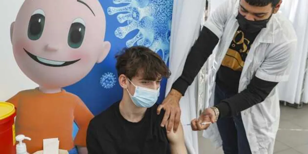 Medida é um esforço do governo para não atrapalhar o calendário de provas e vestibulares; até o momento, o país vacinou mais de 25% da sua população