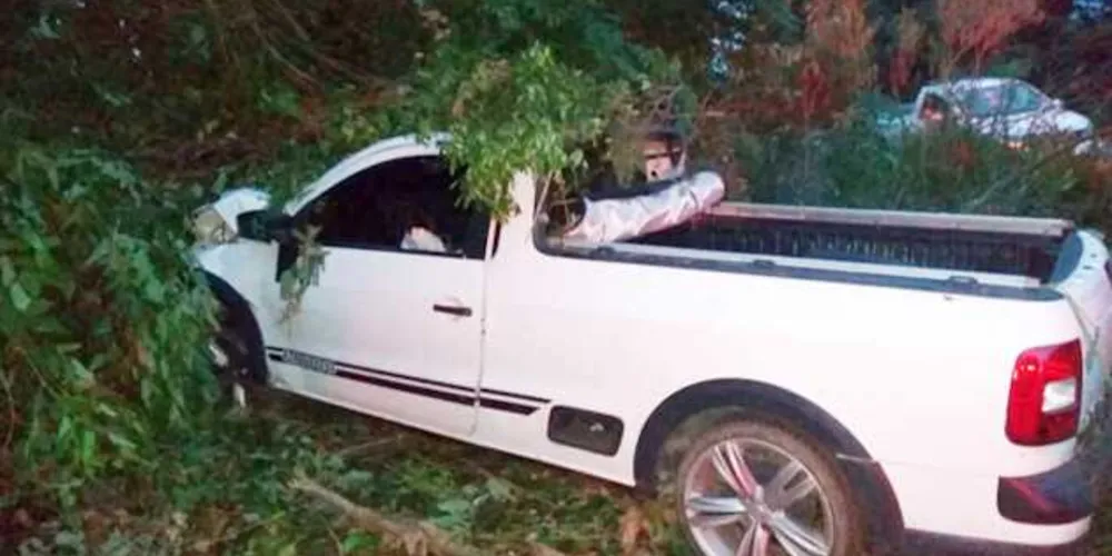 Os dois ocupantes da caminhonete foram levados ao hospital com lesões leves