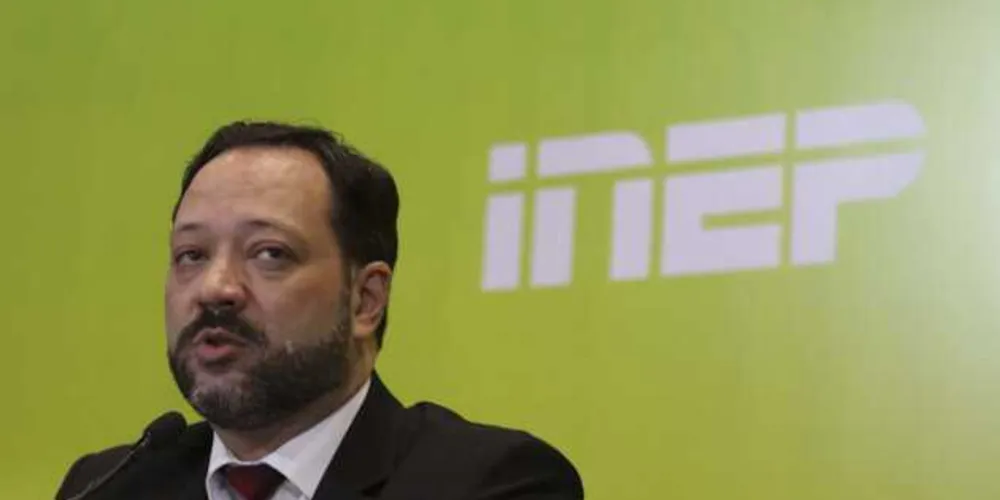 A média histórica de abstenção no Enem, segundo o Inep, é de cerca de 27%. O recorde anterior havia sido registrado em 2009, com 37,7% de abstenção.