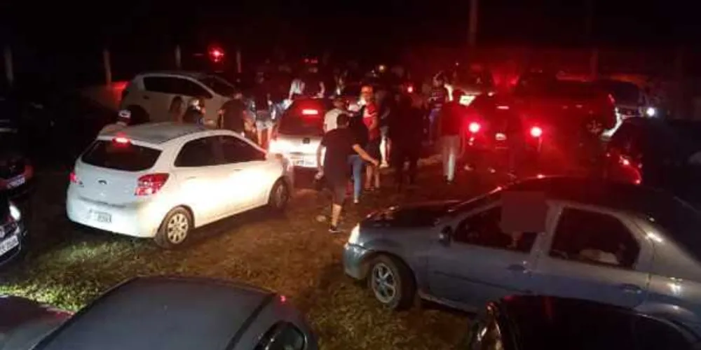 Maioria dos presentes não usava máscaras e desrespeitava o distanciamento social