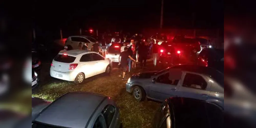 Maioria dos presentes não usava máscaras e desrespeitava o distanciamento social