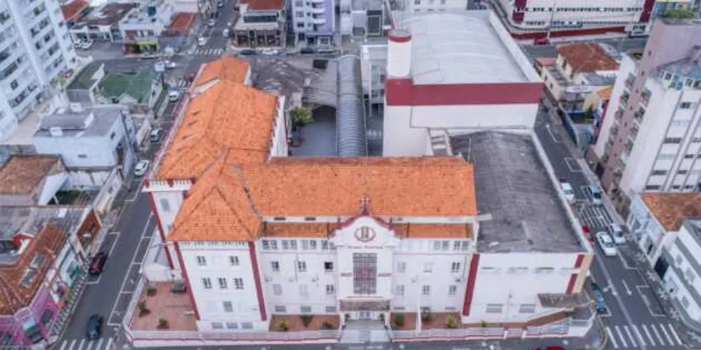 A escola irá adotar o modelo híbrido, que mescla conteúdos on-line e aulas presenciais, com o objetivo de evitar a propagação da Covid-19.