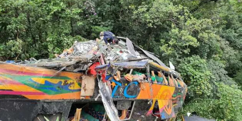 A pista sentido Santa Catarina está totalmente interditada para atendimento às vítimas. Há congestionamento.