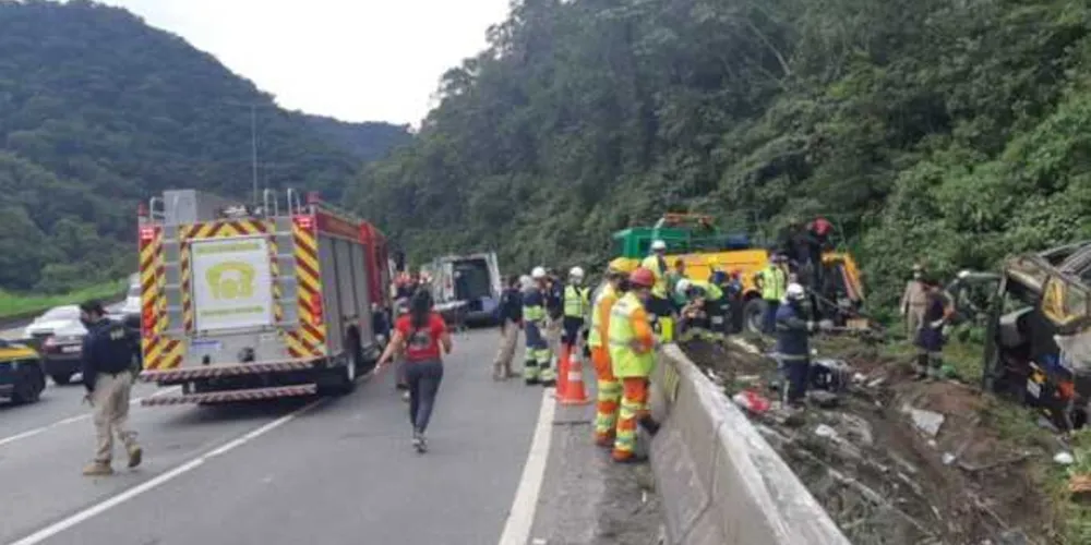 Imagem ilustrativa da imagem Ônibus tomba no litoral do Paraná e deixa 12 mortos