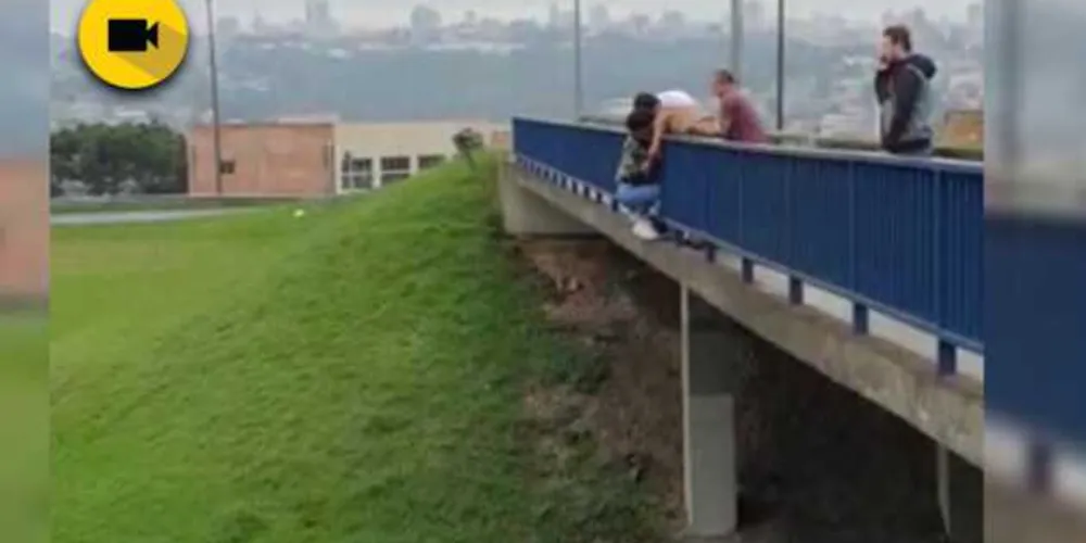 Imagem ilustrativa da imagem Em PG, vídeo mostra policial salvando mulher na BR-376