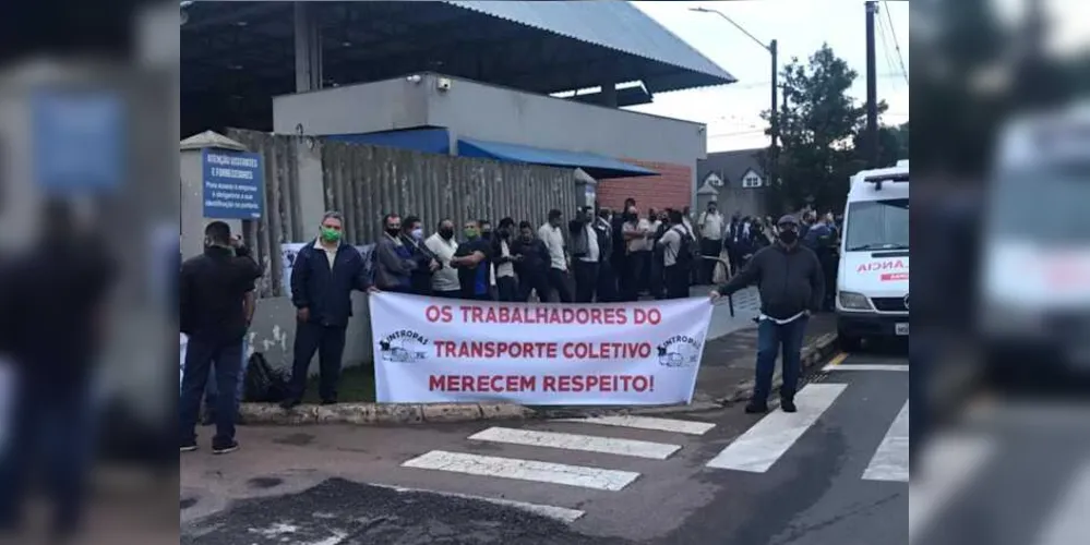 Protesto começou às 4h30 e deve ser encerrado às 8h desta terça-feira
