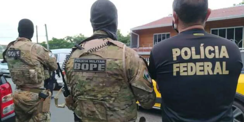 Policiais estão nas ruas para cumprir seis mandados de prisão e de busca e apreensão na região de Curitiba