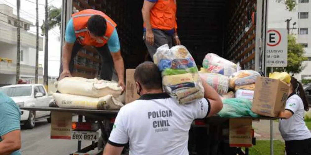 As doações foram entregues à Defesa Civil que fará a entrega para vítimas de enchentes em Guaraqueçaba, no Litoral.  