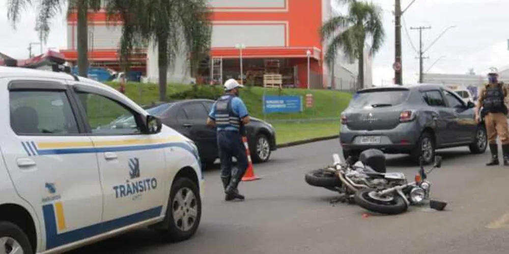 Batida aconteceu na manhã desta terça e deixou motociclista com lesões moderadas