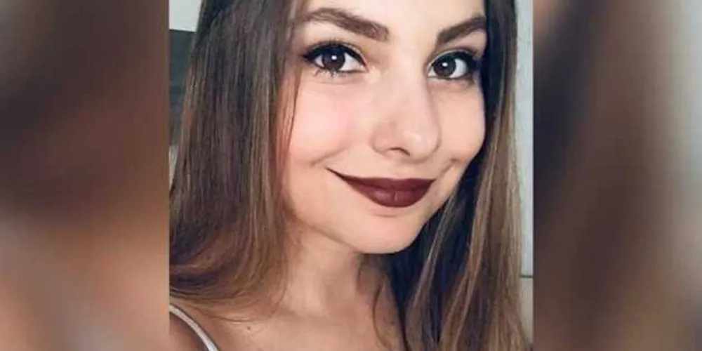 Aline Sviatowski é ponta-grossense, tem 26 anos, é ex-acadêmica de Direito na UEPG, caloura de farmácia na USP e segue buscando seus sonhos na Medicina e na escrita.