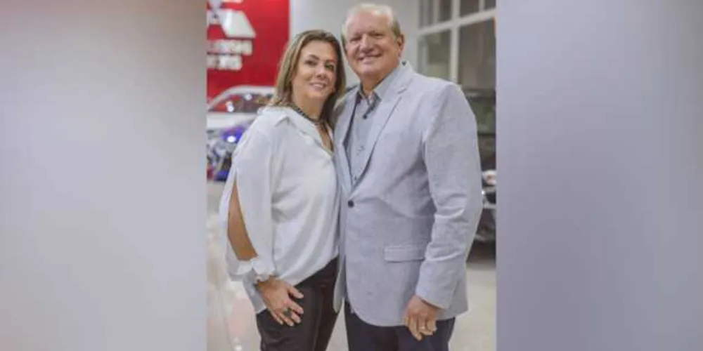 BRINDE A VIDA - O empresário Fernando Parucker é símbolo de dinamismo. Dono de uma invejável juventude e disposição, a frente da Pontamed Farmacêutica que administra junto com seus filhos, onde em breve inaugura suas modernas e funcionais instalações. Fernando festeja idade nova com alegria a plenitude de gozar de saúde e prosperidade nesse momento tão importante de vida ao lado da sua amada Vera, dos filhos Luiz Eduardo e Fernando, das noras Thais e Giovanna e dos netos Maria Eduarda, Vicente e Isabela. No registro, Fernando e sua esposa Vera Parucker. Da coluna RC os votos de muitas bênçãos! 
