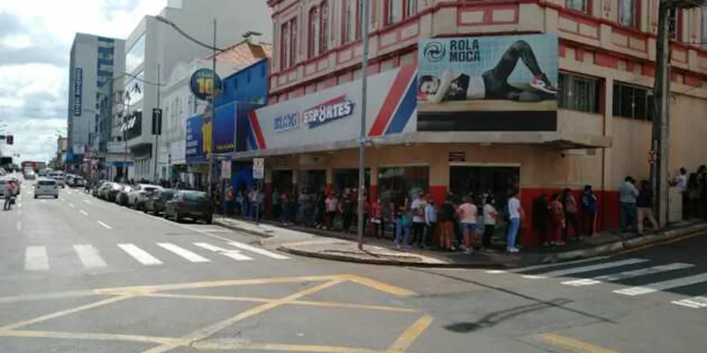 Imagem ilustrativa da imagem Oferta de emprego provoca fila gigantesca em PG