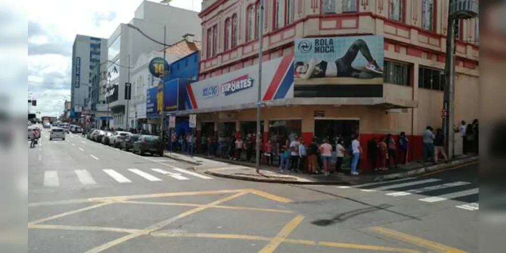Imagem ilustrativa da imagem Oferta de emprego provoca fila gigantesca em PG