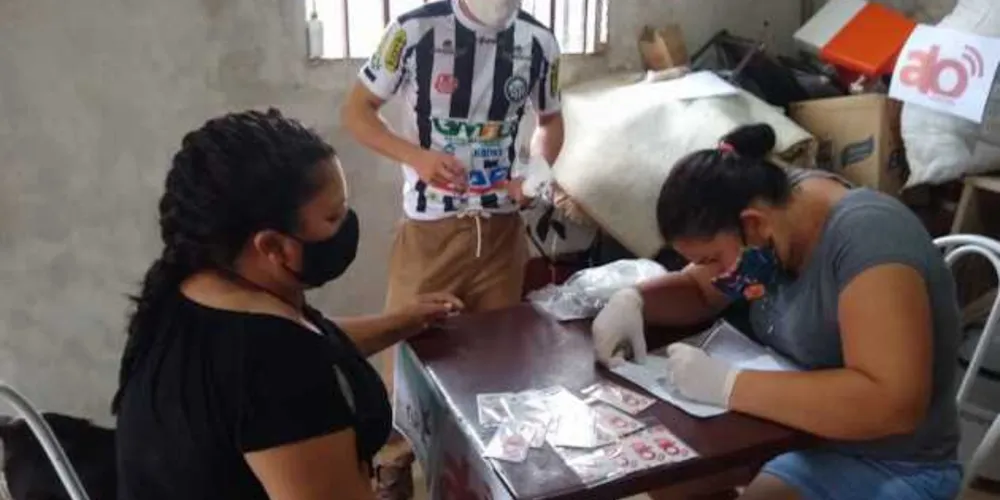 Cerca de 30 mães que residem no Ouro Verde foram beneficiadas com a entrega de chips para celular. Iniciativa é do programa 'Alô Social'