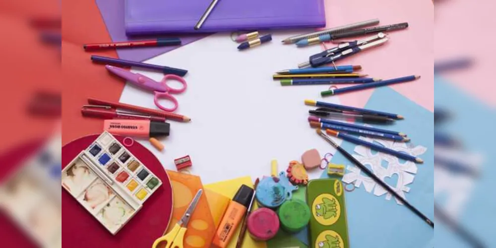 Podem ser doados para a Campanha itens básicos como caderno, estojo, lápis, mochila, giz de cera, canetinha, borracha, cola e caneta, além de livros literários novos ou usados. 