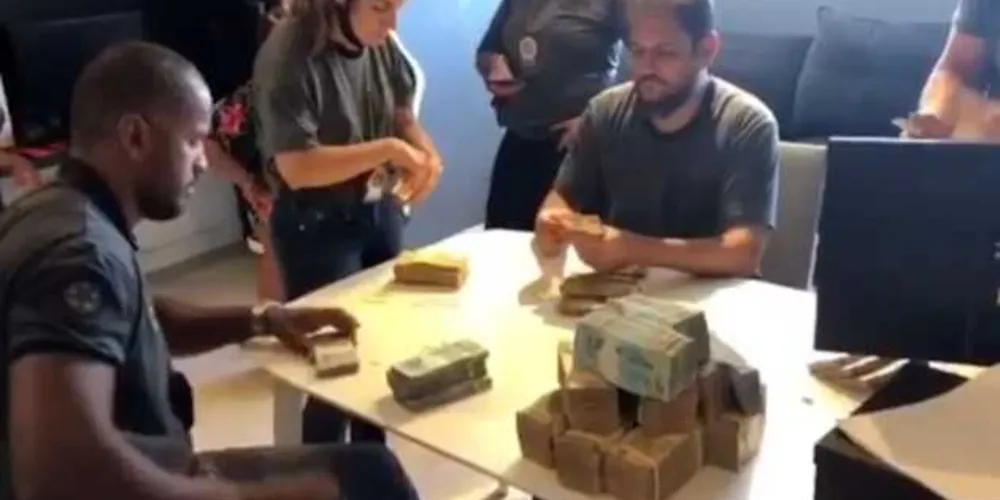 Polícia conta dinheiro em espécie encontrado na mansão de Nego do Borel no Recreio, na Zona Oeste do Rio.