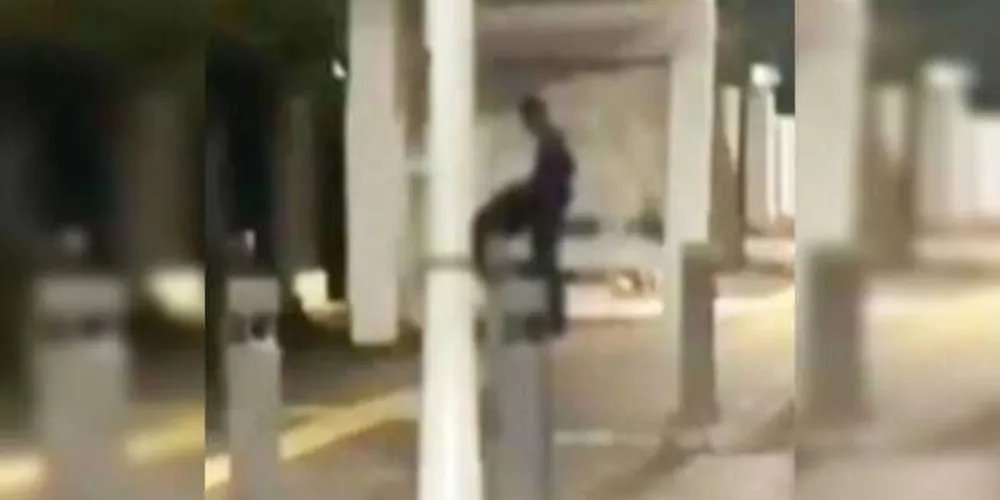 Imagem ilustrativa da imagem Casal faz sexo enquanto espera por ônibus na Indonésia