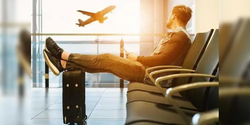 Imagem ilustrativa da imagem Homem se esconde em aeroporto por medo da covid