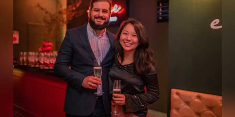 NOVO CICLO – Jefferson Wegermann será muito cumprimentado pela passagem de seu aniversário nesta sexta - feira (29). Vale registrar que Jefferson integra o time dos competentes advogados do conceituado escritório de advocacia João Paulo Nascimento e Associados, exercendo um excelente trabalho como Diretor da área Empresarial do renomado escritório. No registro Jefferson e sua namorada Fernanda Suguiama.  Da coluna RC os votos de felicidades e sucesso