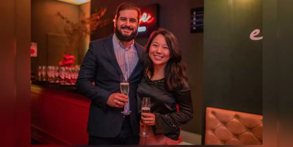 NOVO CICLO – Jefferson Wegermann será muito cumprimentado pela passagem de seu aniversário nesta sexta - feira (29). Vale registrar que Jefferson integra o time dos competentes advogados do conceituado escritório de advocacia João Paulo Nascimento e Associados, exercendo um excelente trabalho como Diretor da área Empresarial do renomado escritório. No registro Jefferson e sua namorada Fernanda Suguiama.  Da coluna RC os votos de felicidades e sucesso