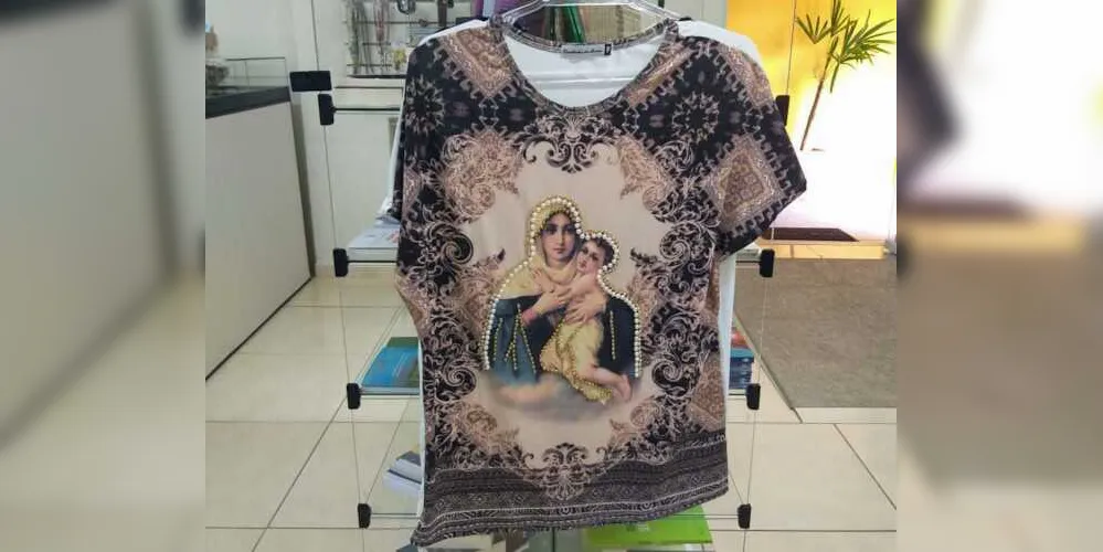 A loja venderá artigos religiosos e são muitas as opções de imagens