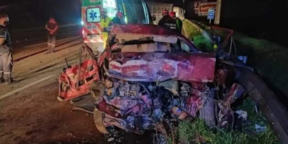 Carro ficou destruído após colisão
